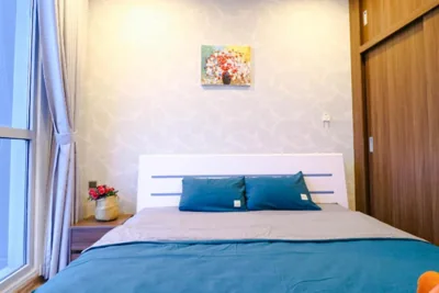 Apartamento de tres dormitorios — Monarque Suite Saigon - Vinhomes Central Park, Landmark 81 & City Grand Park
